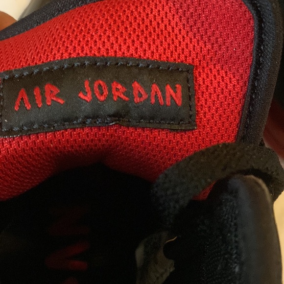 Red and black Air Jordan boys size 4.5 sneakers - Picture 4 of 6